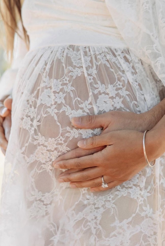 Salah satu foto secara khusus memamerkan baby bump trimester ketiga di perut Aurelie yang sudah semakin besar. Diketahui wanita 32 tahun itu akan segera melahirkan bayi berjenis kelamin laki-laki. Foto: Instagram/@aurelie