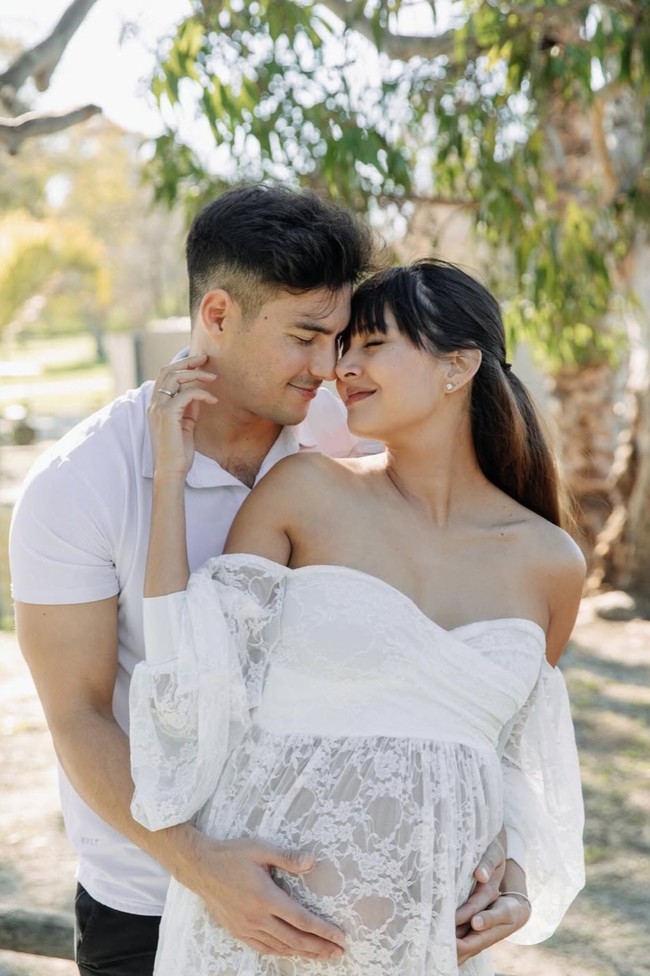 Senada dengan konsep pemotretannya yang simpel, aksesori yang dikenakan Aurelie juga tampak tak mencolok, hanya anting kecil dan cincin di jari manisnya. Riasan wajahnya pun tampak minimalis, membuat kecantikan natural bumil kian terpancar. Foto: Instagram/@aurelie