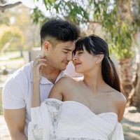 Senada dengan konsep pemotretannya yang simpel, aksesori yang dikenakan Aurelie juga tampak tak mencolok, hanya anting kecil dan cincin di jari manisnya. Riasan wajahnya pun tampak minimalis, membuat kecantikan natural bumil kian terpancar. Foto: Instagram/@aurelie