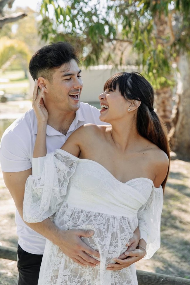 Unggahan pemotretan maternity Aurelie itu pun banjir komentar. Tak sedikit yang memuji kecantikannya dan ikut mendoakan kehamilannya agar lancar hingga persalinan. Foto: Instagram/@aurelie