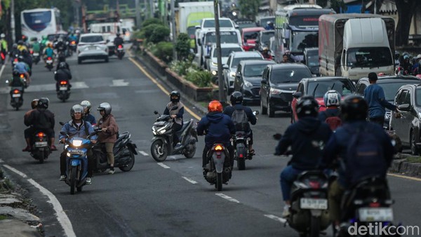 Pengendara Motor Nekat Lawan Arus Saat Jam Pulang Kerja