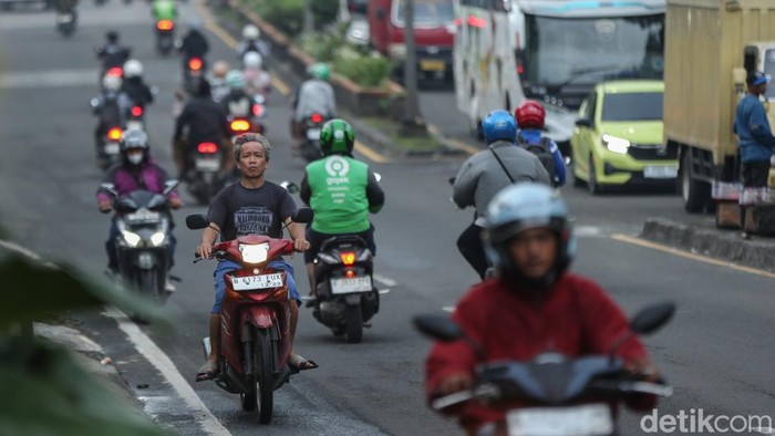 Sejumlah pengendara motor nekat melawan arus lalu lintas di Jalan Diponegoro, Kabupaten Bekasi, Selasa (13/1/2026). Jalan yang padat akibat jam pulang kerja membuat para pengendara nekat melawan arus lalu lintas.