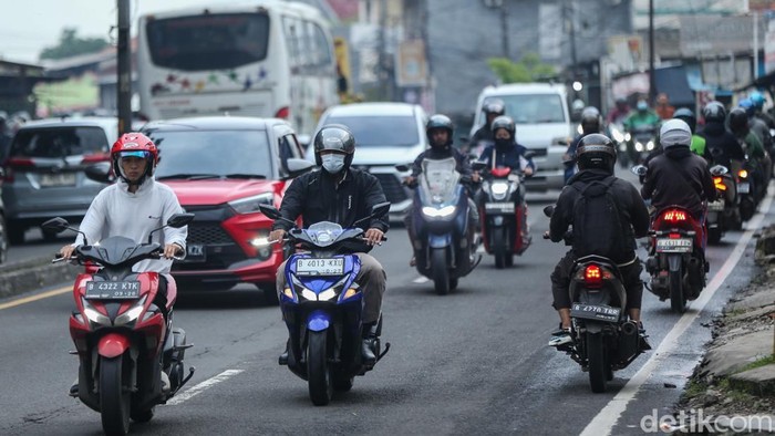 Sejumlah pengendara motor nekat melawan arus lalu lintas di Jalan Diponegoro, Kabupaten Bekasi, Selasa (13/1/2026). Jalan yang padat akibat jam pulang kerja membuat para pengendara nekat melawan arus lalu lintas.