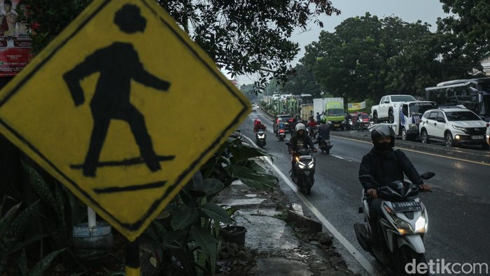 Sejumlah pengendara motor nekat melawan arus lalu lintas di Jalan Diponegoro, Kabupaten Bekasi, Selasa (13/1/2026). Jalan yang padat akibat jam pulang kerja membuat para pengendara nekat melawan arus lalu lintas.