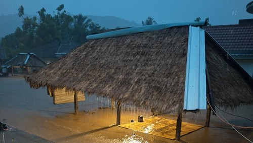Banjir melanda Kecamatan Sekotong, Lombok Barat, Selasa malam (13/1/2026). (Dok. BPBD NTB)