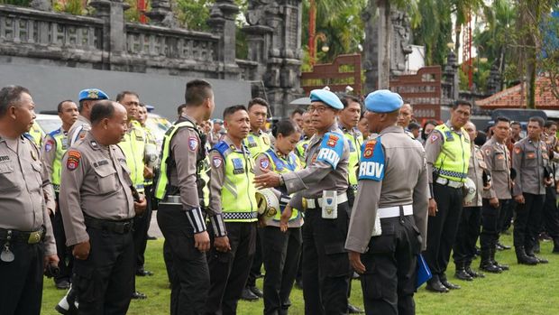 Bidpropam Polda Bali memeriksa HP dan tes urine personel Polres Gianyar, Selasa (13/1/2026).