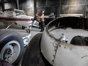 Tak Lagi Mengudara, Kini Bangkai Pesawat Hidupkan Peluang Usaha