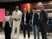 Dira Sugandi Spesial Hadir dari Bali Demi Brian Mcknight