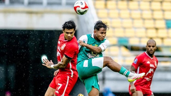 Ciro (kiri), Toni Firmansyah (tengah) dalam laga Persebaya vs Malut United