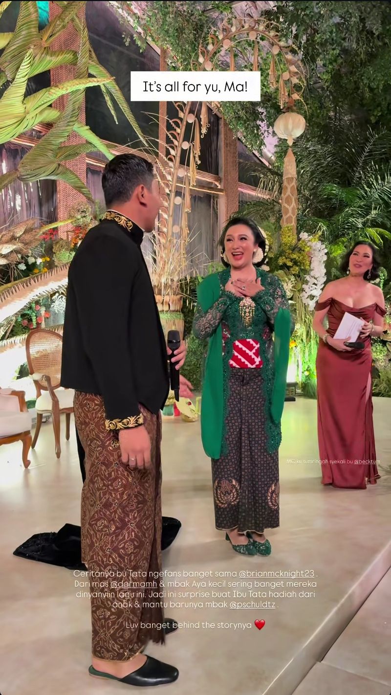 Darma Mangkuluhur hadirkan Brian McKnight di resepsi pernikahan sebagai kejutan untuk ibunda, Tata Cahyani.
