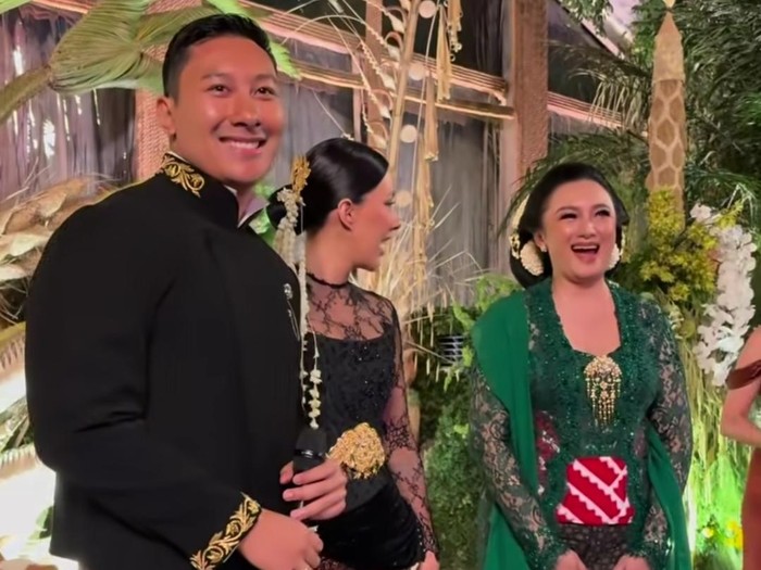 Darma Mangkuluhur hadirkan Brian McKnight di resepsi pernikahan sebagai kejutan untuk ibunda, Tata Cahyani.