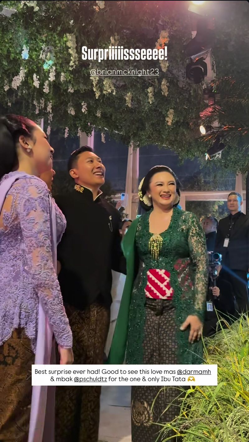 Darma Mangkuluhur hadirkan Brian McKnight di resepsi pernikahan sebagai kejutan untuk ibunda, Tata Cahyani.