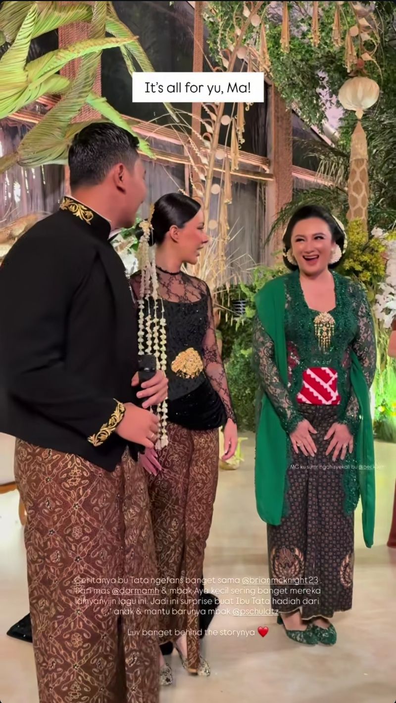 Darma Mangkuluhur hadirkan Brian McKnight di resepsi pernikahan sebagai kejutan untuk ibunda, Tata Cahyani.