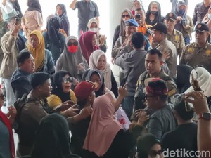 Panas! Massa Tolak Relokasi RPH Pegirian Paksa Masuk Balai Kota Surabaya
