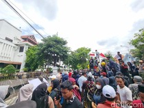 Massa Tolak Relokasi RPH Pegirian Kembali Geruduk Balai Kota Surabaya