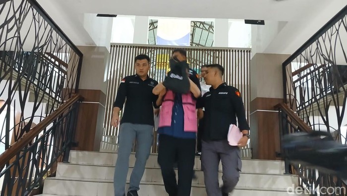 Dirut PT PASU Joko Sutrisno saat hendak dibawa penyidik Kejati Sumut ke Rutan Tanjung Gusta, usai menjalani pemeriksaan. (Juita Sinuhaji/detikSumut)