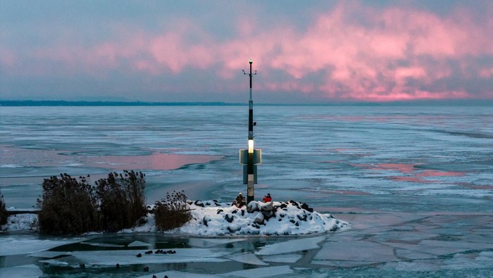 A drone view shows a navigation beacon near the ferry port, surrounded by ice on Lake Balaton near Szantod, Hungary, January 12, 2026. REUTERS/Marton Monus    TPX IMAGES OF THE DAY