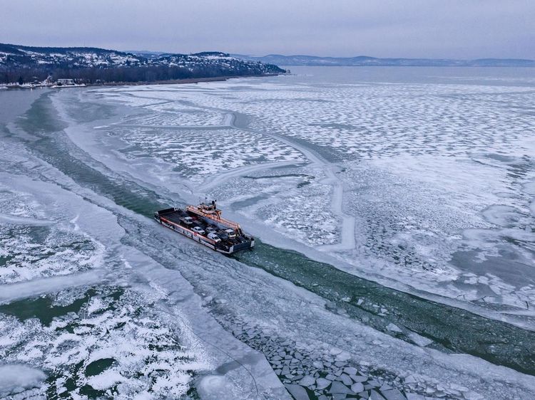 Es Menyelimuti Danau Balaton di Puncak Musim Dingin Eropa Tengah