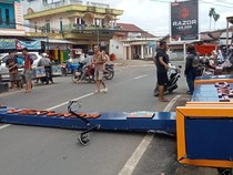 Baru Sebulan Dibangun, Gapura di Lubuklinggau Roboh Tersenggol Truk