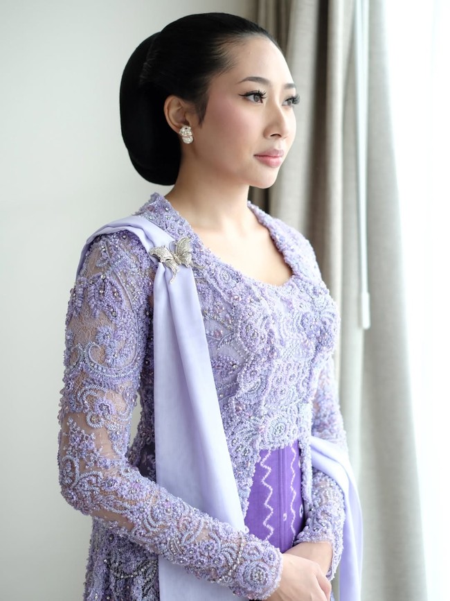 Gayanti Hutami, atau yang akrab disapa Aya Hutami, jadi salah satu anggota keluarga yang mencuri perhatian di pernikahan Darma Mangkuluhur dan Patricia Schuldtz. Foto: Instagram/@louisedaniellaa