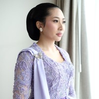 Gayanti Hutami, atau yang akrab disapa Aya Hutami, jadi salah satu anggota keluarga yang mencuri perhatian di pernikahan Darma Mangkuluhur dan Patricia Schuldtz. Foto: Instagram/@louisedaniellaa