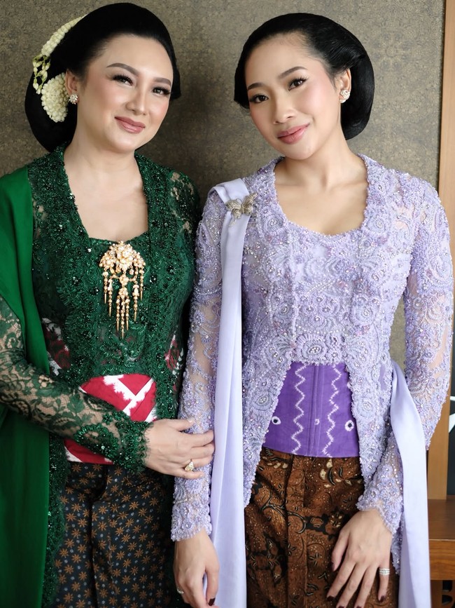 Aya Hutami foto bersama sang ibunda, Tata Cahyani, yang mengenakan kebaya hijau emerald juga dari koleksi Ansoe. Foto: Instagram/@louisedaniellaa