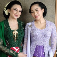 Aya Hutami foto bersama sang ibunda, Tata Cahyani, yang mengenakan kebaya hijau emerald juga dari koleksi Ansoe. Foto: Instagram/@louisedaniellaa