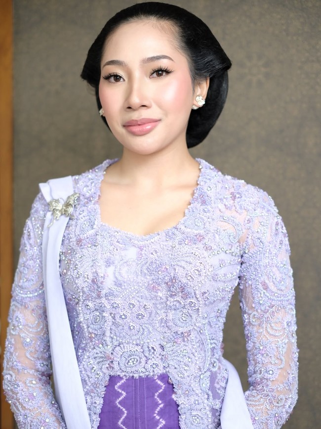Keluarga mempelai pria mengenakan busana bernuansa ungu pastel. Aya tampil dalam balutan kebaya rancangan Ansoe. Kebaya model kutu baru dipercantik tebaran payet dan kristal. Foto: Instagram/@louisedaniellaa