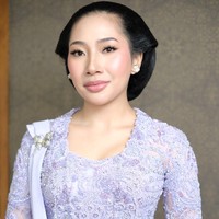 Keluarga mempelai pria mengenakan busana bernuansa ungu pastel. Aya tampil dalam balutan kebaya rancangan Ansoe. Kebaya model kutu baru dipercantik tebaran payet dan kristal. Foto: Instagram/@louisedaniellaa