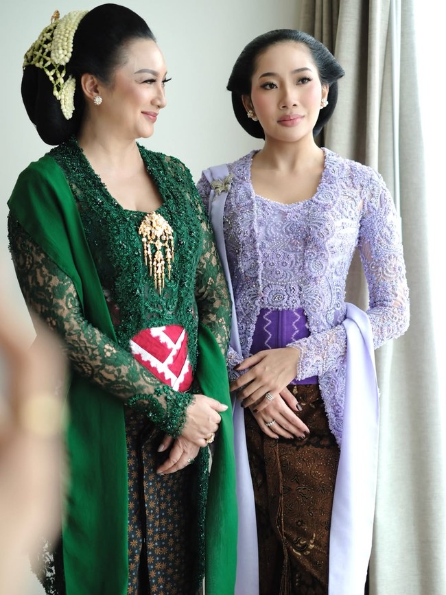 Wanita berusia 25 tahun ini memilih riasan wajah nude pink yang dikreasikan makeup artist Louise Daniella. Bibirnya dipulas lipstik pink, sementara pipi diberi semburat blush peach segar. Untuk rambut, sanggul Jawa klasik menambah kesan anggun. Foto: Instagram/@louisedaniellaa