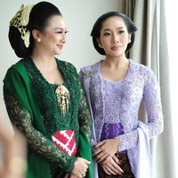 Wanita berusia 25 tahun ini memilih riasan wajah nude pink yang dikreasikan makeup artist Louise Daniella. Bibirnya dipulas lipstik pink, sementara pipi diberi semburat blush peach segar. Untuk rambut, sanggul Jawa klasik menambah kesan anggun. Foto: Instagram/@louisedaniellaa