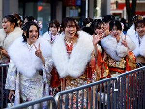 Generasi Muda Jepang Rayakan Hari Kedewasaan dengan Balutan Kimono