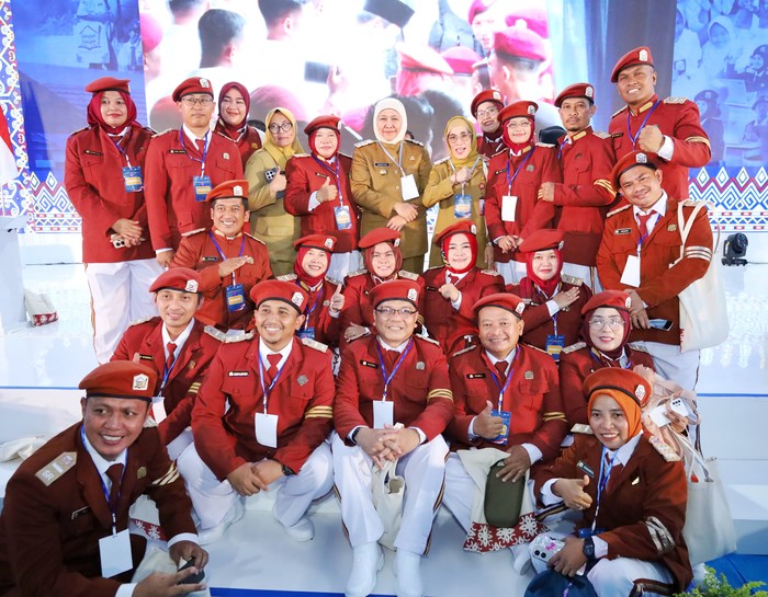 Gubernur Khofifah Indar Parawansa bersama murid sekolah rakyat di Jatim