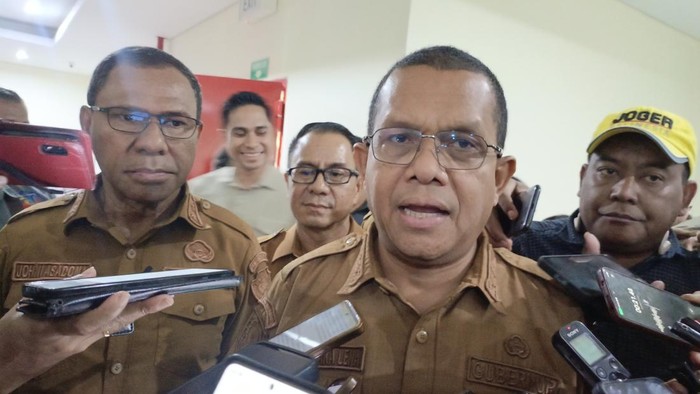 Gubernur NTT, Emanuel Melkiades Laka Lena, didampingi Wagub NTT, Jhoni Asadoma, memberikan keterangan kepada awak media, Selasa (13/1/2026). (Simon Selly/detikBali)