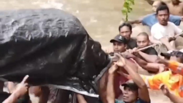 Ngeri! Warga Halmahera Utara Gotong Jenazah Seberangi Sungai Berarus Deras