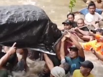 Jembatan Ambruk, Warga Malut Gotong Jenazah Seberangi Sungai Arus Deras