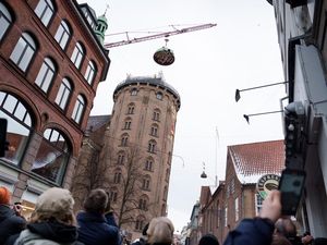 Ikon Sejarah Kopenhagen Direstorasi, Kubah Menara Bundar Diangkat dari Puncak