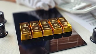 Harga Emas Diramal Terus Naik, Antrean 'War' Logam Mulia Dapat Terjadi Lagi