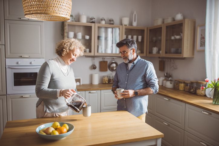 Ilustrasi istri dan suami masak di dapur.