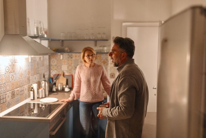 Ilustrasi istri dan suami masak di dapur.