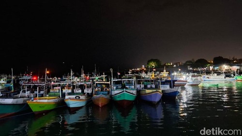 Ilustrasi sejumlah kapal penangkap ikan saat lego jangkar di TPI Oeba, Kota Kupang, NTT, Minggu (10/1/2026) akibat cuaca buruk