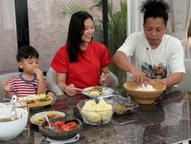 Hangatnya Momen Indah Permatasari dan Arie Kriting saat Kulineran