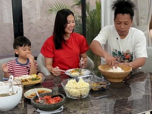 Hangatnya Momen Indah Permatasari dam Arie Kriting saat Kulineran