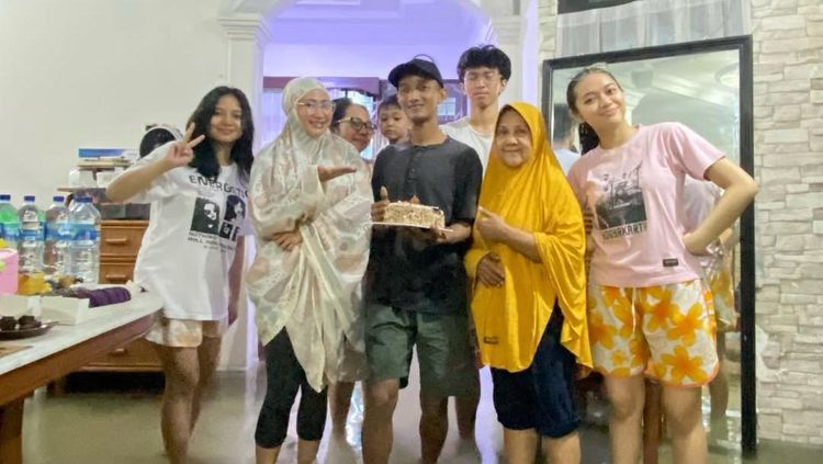 Momen Ira Swara Rayakan Ultah Adik di Tengah Rumah Kebanjiran