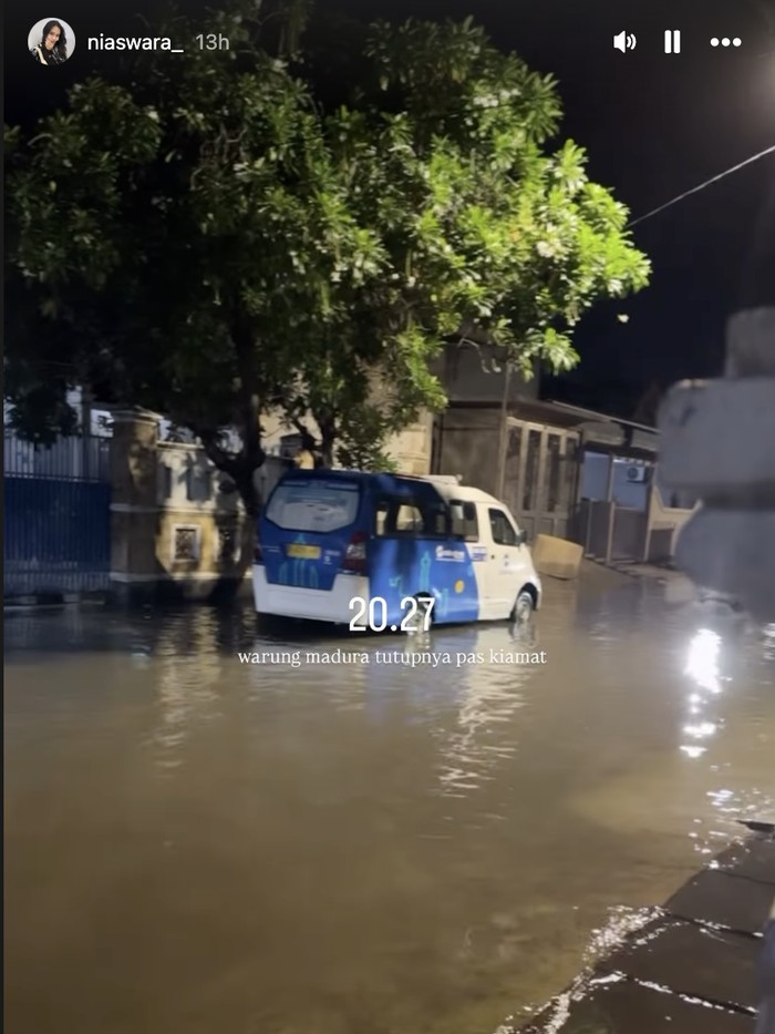 Rumah Ira Swara di Tanjung Priok kebanjiran.
