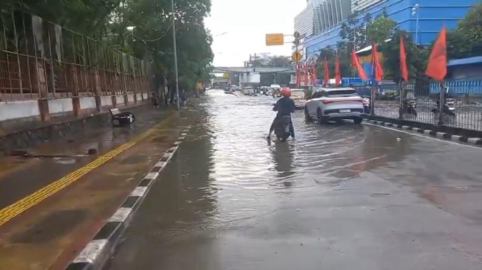 Jalan Gunung Sahari Masih Tergenang Banjir 40 Cm Pagi Ini, Mobil Bisa Melintas