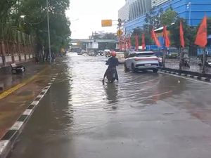 Jalan Gunung Sahari Masih Tergenang Banjir 40 Cm Pagi Ini, Mobil Bisa Melintas