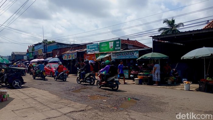 Jalan rusak di kawasan Pasar 7 Ulu Palembang