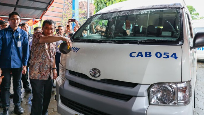 Gubernur Jateng, Ahmad Luthfi, saat meluncurkan angkutan perintis Bus DAMRI Karimunjawa di Pelabuhan Pantai Kartini, Kabupaten Jepara, Selasa (13/1/2026).