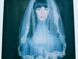 Masih Single, Penyanyi Ini Rayakan Ulang Tahun ke-50 Menikah dengan Anjing